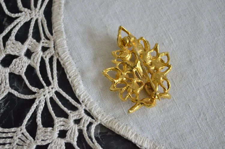 Spilla vintage dorata con perle