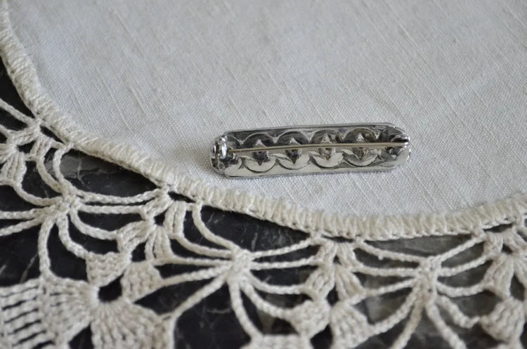 Spilla antica decorata con perle