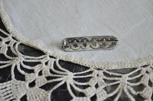 Spilla antica decorata con perle