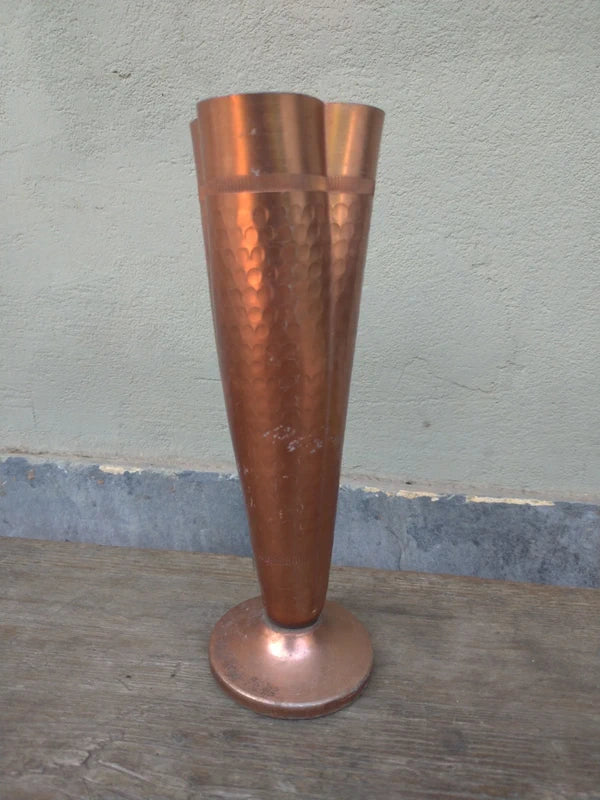 Vaso da fiori vintage in rame martellato a mano
