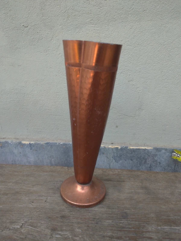Vaso da fiori vintage in rame martellato a mano