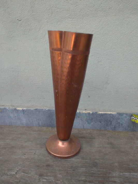 Vaso da fiori vintage in rame martellato a mano