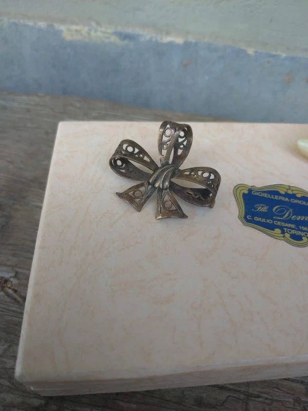 Spilla Antica Vintage a fiocco in metallo