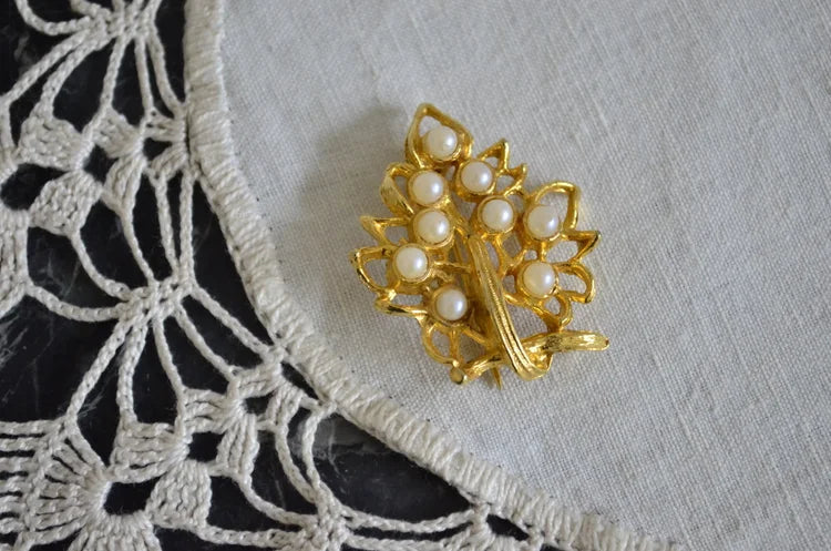 Spilla vintage dorata con perle