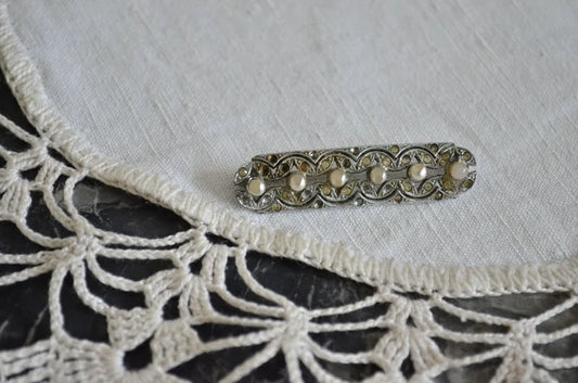 Spilla antica decorata con perle