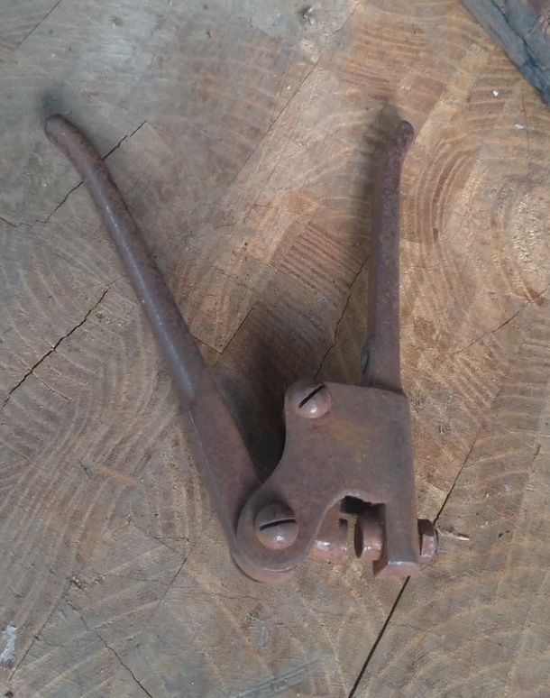 Pinza Rivettatrice antica