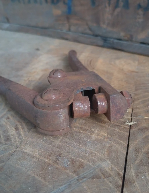 Pinza Rivettatrice antica