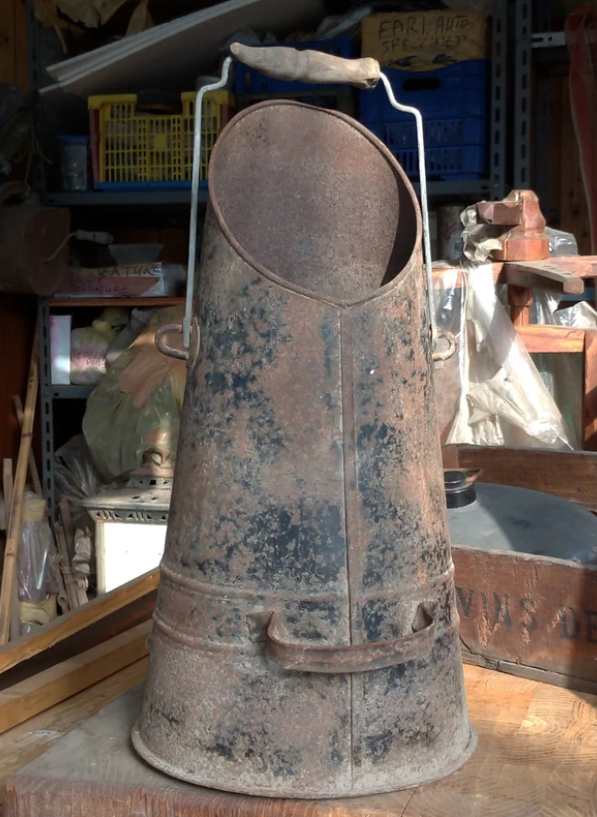 Vecchio secchio del carbone
