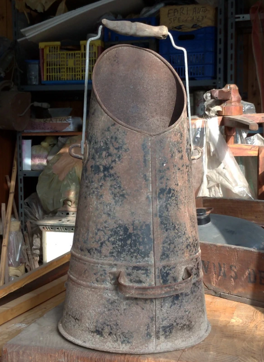 Vecchio secchio del carbone