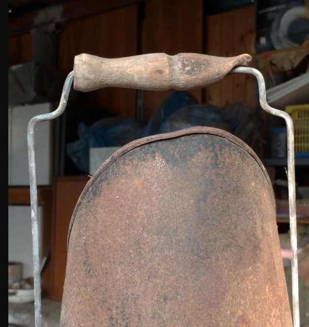 Vecchio secchio del carbone