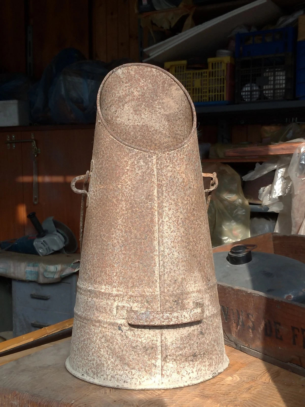 Antico secchio porta carbone