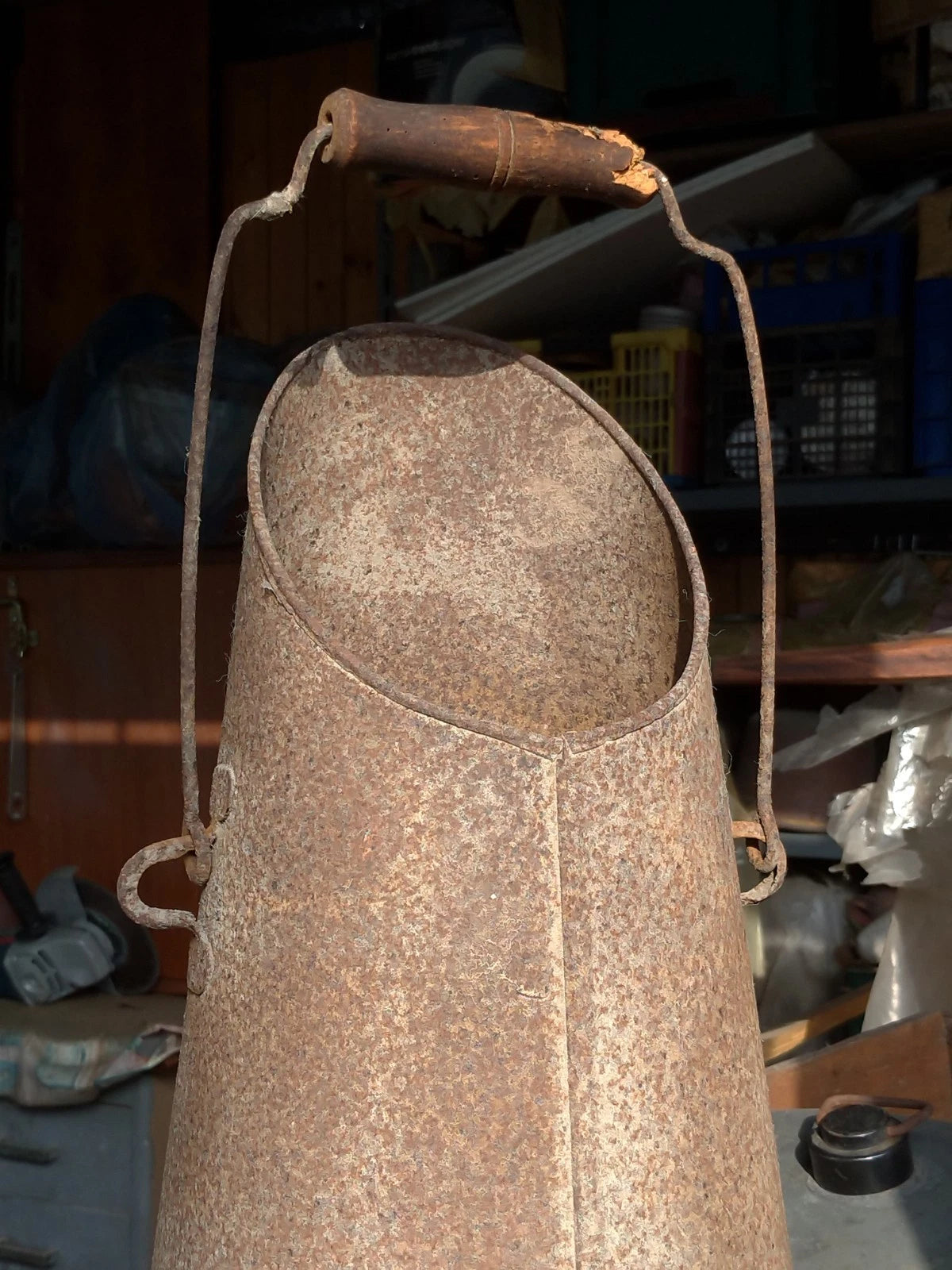 Antico secchio porta carbone