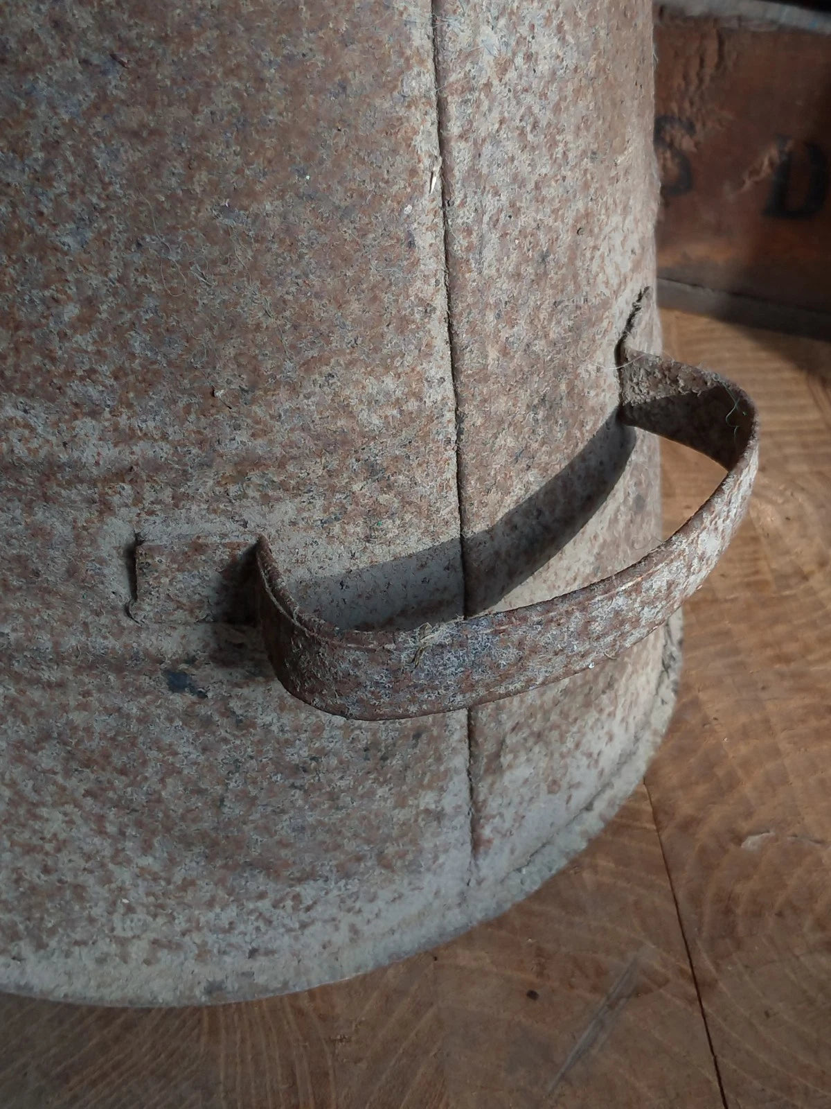 Antico secchio porta carbone