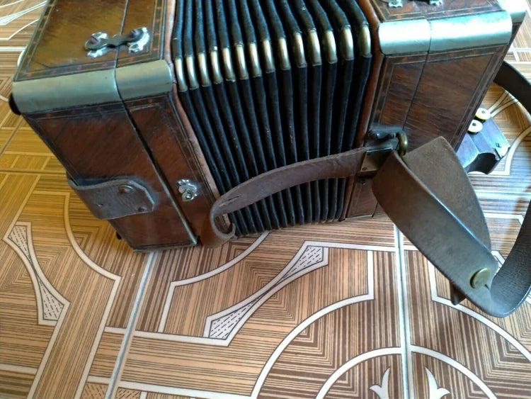 DITTA MERLO VERCELLI ITALIA anni 20 Antico Organetto Fisarmonica Madreperla e Legno