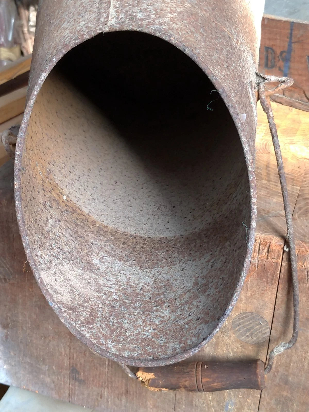 Antico secchio porta carbone